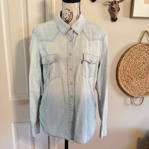 Levi's Classic Light Blue Snap Button-Up Fitted Shirt